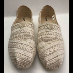 TOMS NWOT Size 10 Embroidered Design